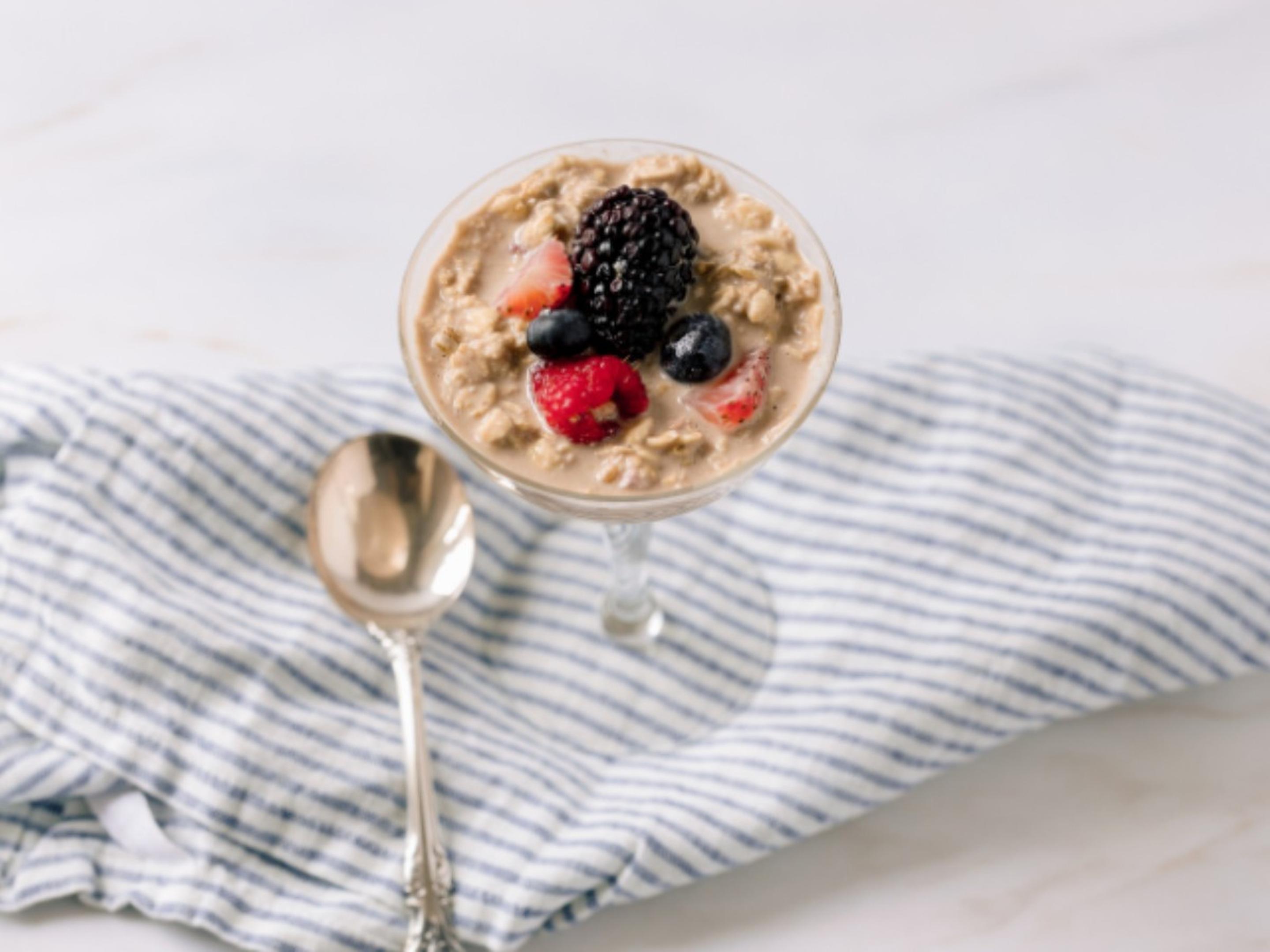 Overnight Oats w/ Fresh Fruit