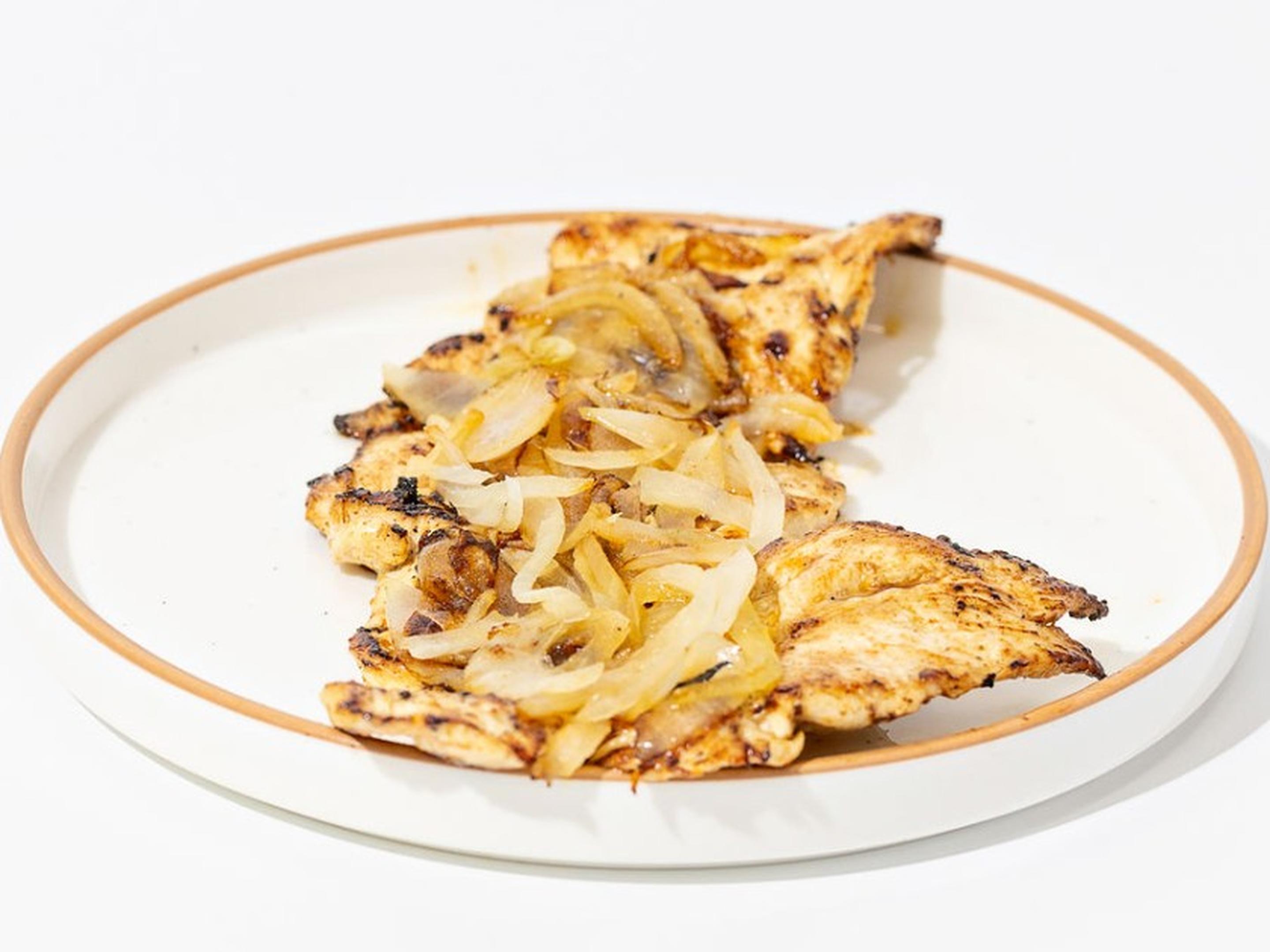 Pechuga de Pollo con Cebollas (Grilled Chicken w/grilled onions Only)